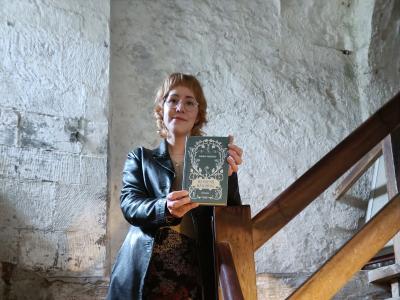 Laura holder Heksens Håndbog